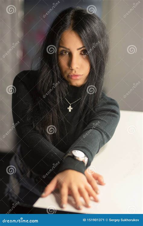 Anziehender Junger Brunette Der In Einem Studio Aufwirft Stockbild Bild Von Nachdenklich