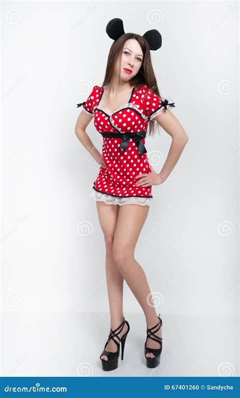 Mooi Jong Langbenig Brunette In Een Zeer Korte Rode Kleding Met Witte Stippen Op De Benen Zwarte