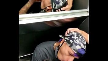 MI CHICO CHUPANDO EN EL ASCENSOR XVIDEOS