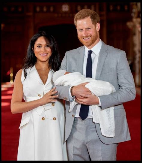 Herzogin Meghan Und Prinz Harry Zeigen Ihr Baby Prinz Harry