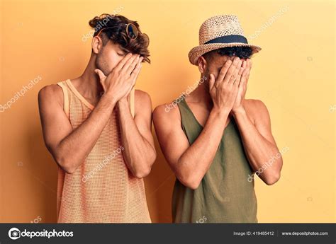 Pareja Gay Joven Que Usa Ropa Verano Con Expresión Triste fotografía de stock Krakenimages