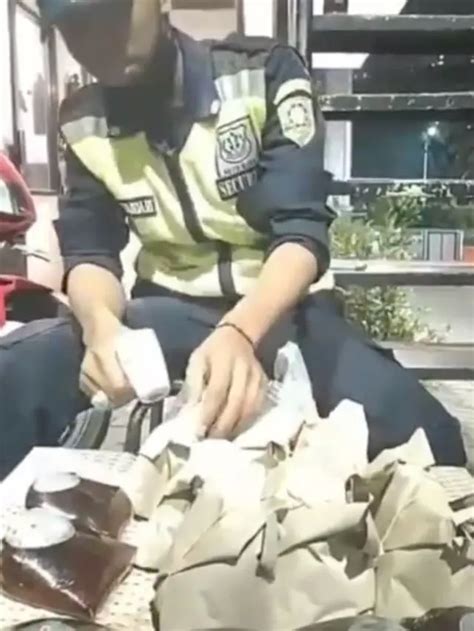 Potret Aksi Kocak Satpam Saat Bertugas Ini Bikin Ketawa Hot Liputan