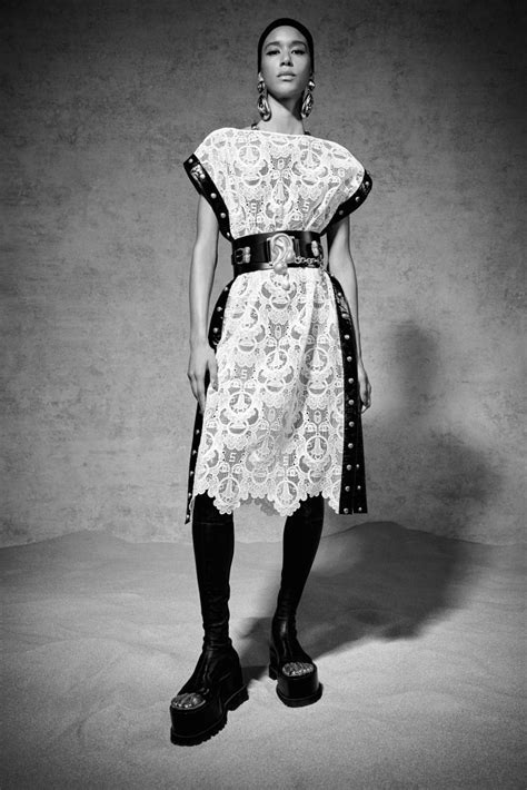 Серьги-ягодицы, золотые очки и ожерелья в виде ушей. Schiaparelli ...