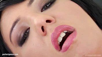 Give Me Pink presenta a Chiara Ciss divirtiéndose sola masturbándose XVIDEOS