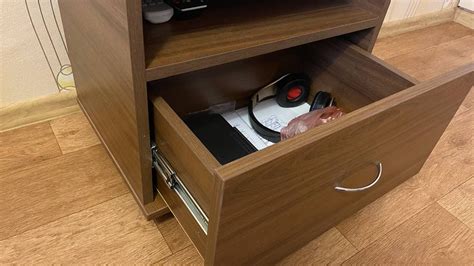 - Прикроватная тумбочка