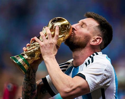 Messi Besando La Copa Del Mundo Mundial Qatar 2022 Messi Campeones
