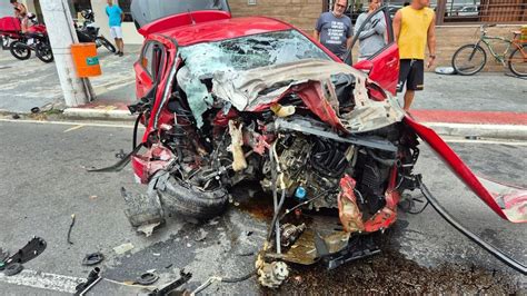 A Gazeta Motorista Perde Controle De Carro E Bate Em Poste Na Avenida