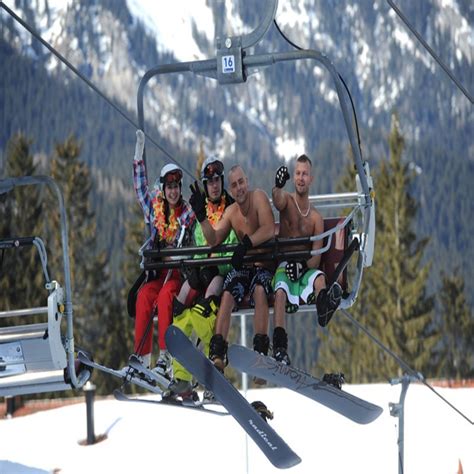 Zjeżdżali w kąpielówkach i bikini Narty pl