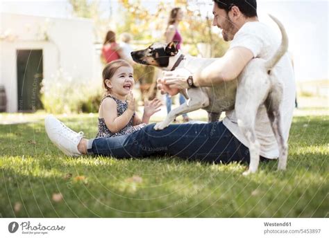 Gl Cklicher Vater Spielt Mit Seinem Sohn In Einem Park Fussball Ein