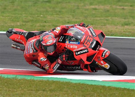 Bagnaia se lleva la pole y dificulta el título de Quartararo en el GP