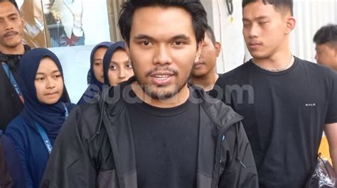 Thariq Halilintar Ketahuan Curi Pandang Ke Fuji Wajah Aaliyah Massaid