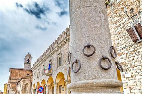 La Colonna Degli Anelli Cosa Vedere A Bertinoro Forli Cesena