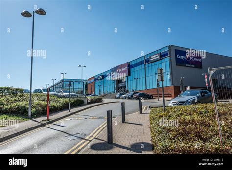 Exterior Of The Currys Pc World Megastore On The Great West Road