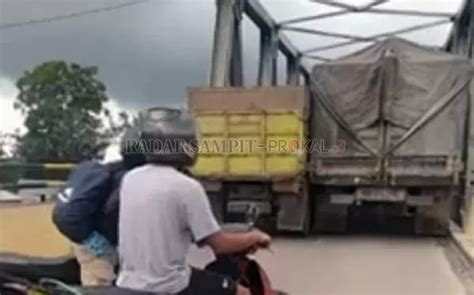 Tak Mau Mengalah Dua Truk Terjepit Di Jembatan Prokal