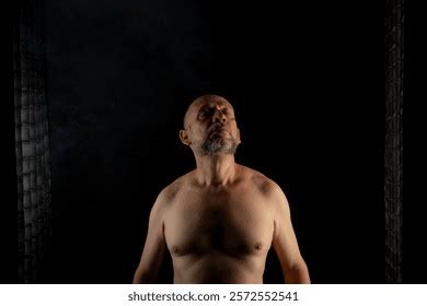 Mature forte poitrine résultats mille dimages libres de droits de photos de stock et d