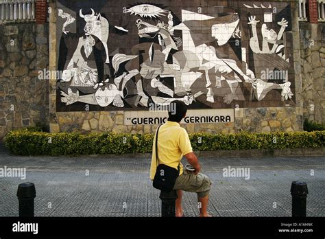 Persone Che Guardano Il Dipinto Di Guernica Di Pablo Picasso Immagini E