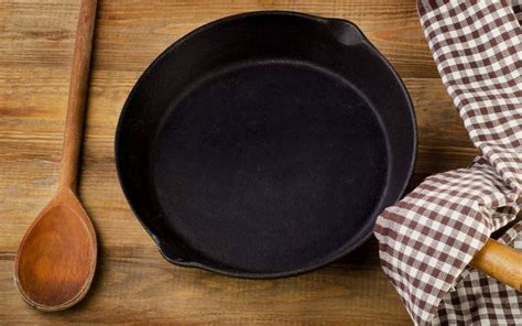 Как очистить чугунную сковороду от нагара внутри и снаружи?