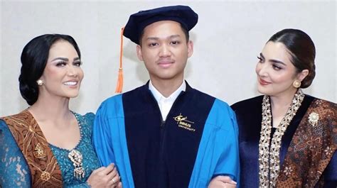 Wisuda Ditemani KD Dan Ashanty Beda Perlakuan Azriel Hermansyah Ke 2