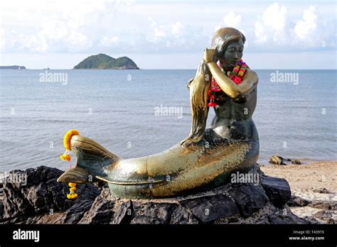 Golden mermaid statue at samila beach hi-res stock photography and ...