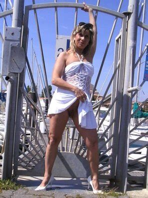 Lisasparrow Shows Off Without Panties PICT Porn Pic