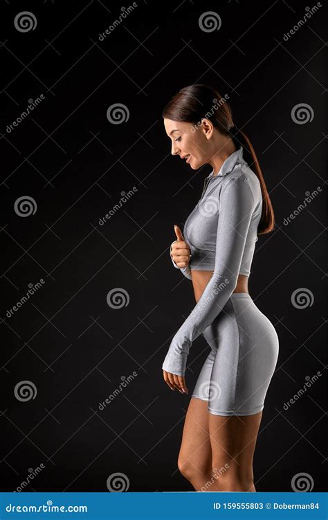 Une Brunette Sexy Avec Une Silhouette Fine En Leggings Posant En Studio Sur Fond Noir Image