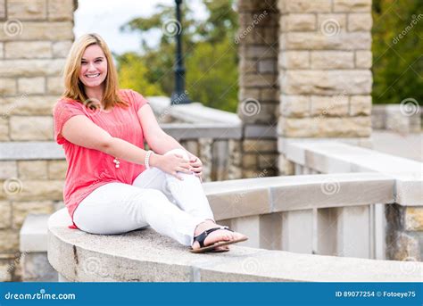 Joli Adolescent De Blonde De Fille Photo Stock Image Du Fille Balcon