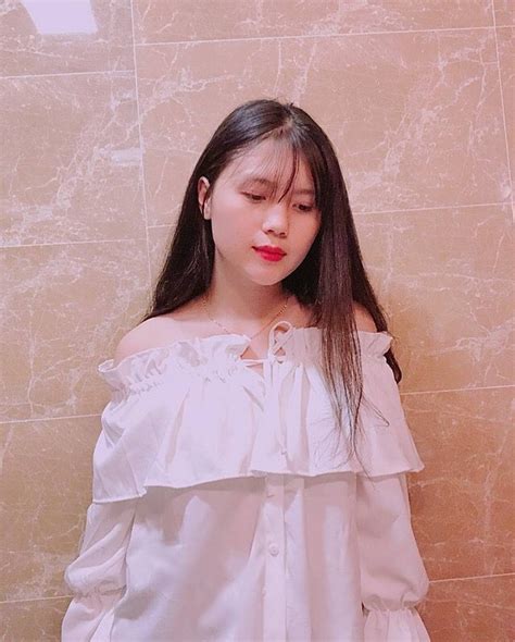 Ngắm dàn bạn gái cầu thủ Olympic Việt Nam khoe dáng với bikini