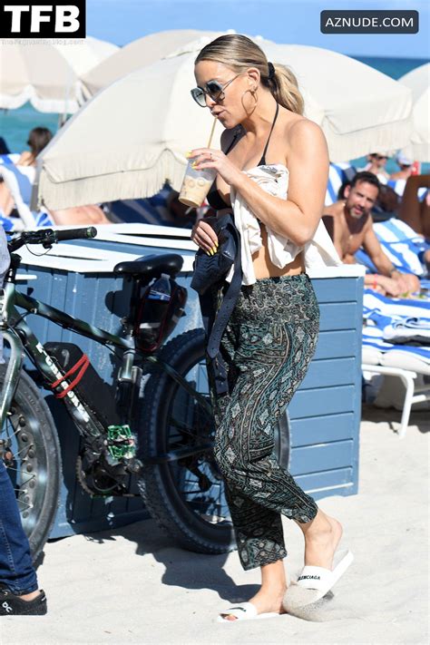 Kate Hudson Sexy Seen Flaunting Her Hot Figure In A Black Bikini On The Beach In Miami Aznude