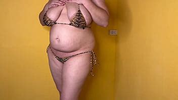 Une MILF sexy en bikini laisse son gros amant imprégner sa chatte sée le jour de l ovulation