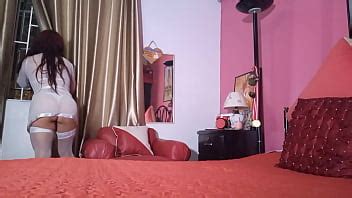 La Sensual Milf Se Recuesta En La Cama En Sexy Lencer A Poniendo El Pene Duro A Su Entenado