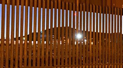 migrants     hurt  fall  border wall