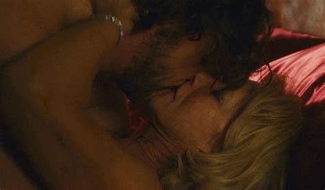 Sốc nặng với cảnh nude của nữ hoàng tuổi