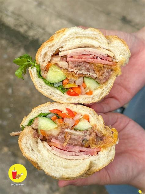 Dòng đời đẩy đưa từ một HOT TIKTOKER nổi tiếng Hoàng Lam Foddie nay phải đi bán bánh mì