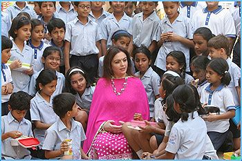 Mumbaiindiansblogs: Nita Ambani supports “Education for All”