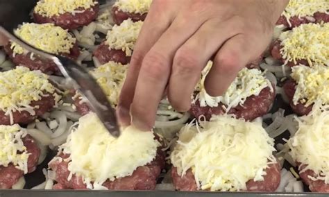 Стали готовить фарш на подушке из лука. Про котлеты больше не вспоминаем