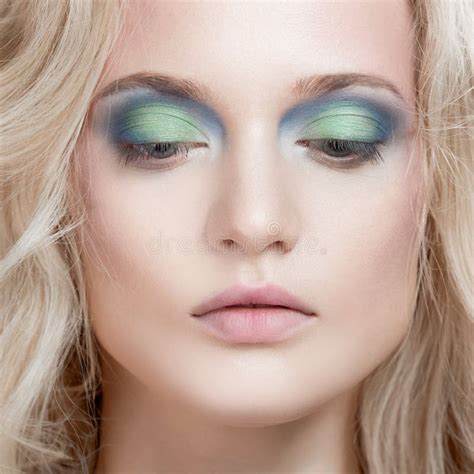 Belle Fille Blonde Longs Cheveux Bouclés Sains Image stock Image du charme sain 33369317