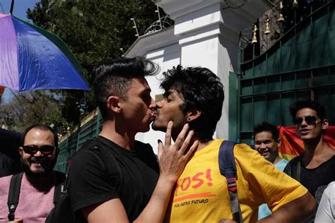 Manifestantes Promovem Beija O Gay Em Frente Ao Consulado Russo