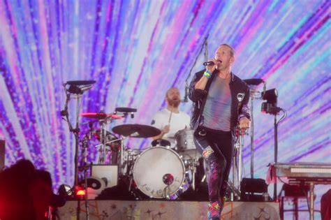 Chris Martin Sapa Penonton Konser Coldplay Dengan Pantun Jakarta