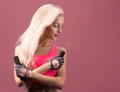 Retrato Del Blonde Joven Y Sano Con La Cuerda Que Salta Foto De Archivo Imagen De Fondo