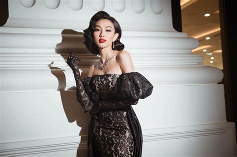 Hoa hậu Nguyễn Thúc Thùy Tiên khoe hình thể nóng bỏng với bikini hai mảnh