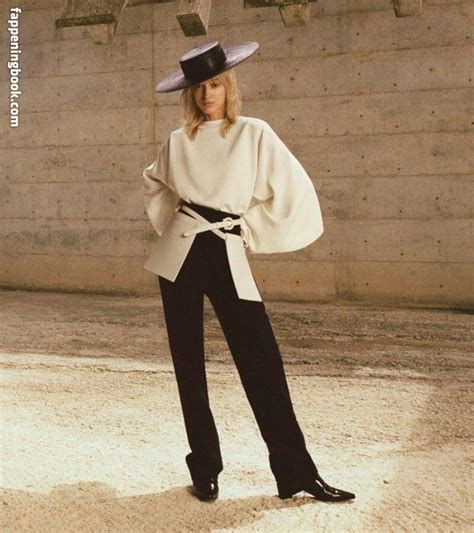 Phoebe Dynevor Phoebedynevor Nude OnlyFans Leaks Fappening FappeningBook