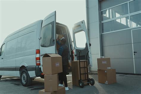 Logistics experts explain why fedex door tag tracking is essential 10