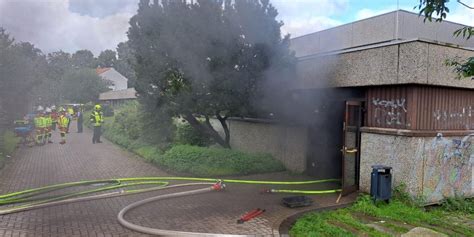 Feuerwehr rückt zur Turnhalle aus Starker Rauch im Eingangsbereich