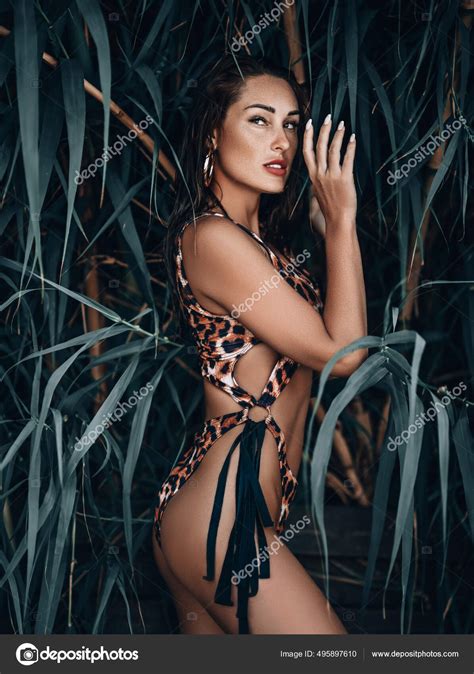 Mujer Salvaje Sexy En Bikini Estampado De Leopardo Est De Lado Escondido Detr S De Las Hojas