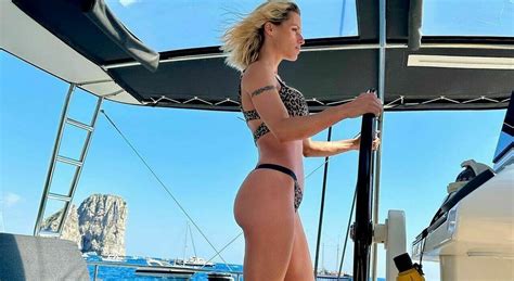 Michelle Hunziker Il Bikini In Barca Conquista I Fan Hai Capito La Nonna Fa Invidia Alle