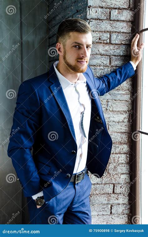 Hombre En Traje Azul Foto De Archivo Imagen De Encargado 75900898