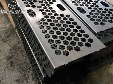 Пример — корпус с шестиугольными отверстиями от «Металл-Кейс»