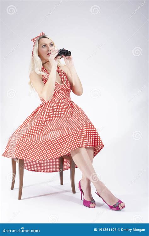 Portrait Complet De La Fille Blonde Du Caucase Posent Dans Le Style De Pin Up Assis Sur La