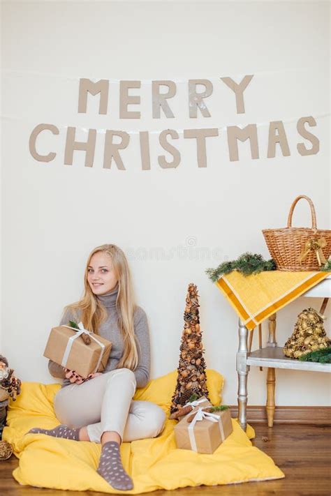 Zitting Van Het Blonde Stellen De Jonge Meisje Dichtbij De Muur En Het Openen Van Haar Voor