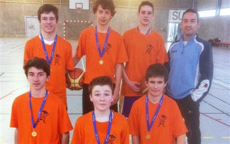 Collège Beg er Vil L équipe minime de basket championne départementale